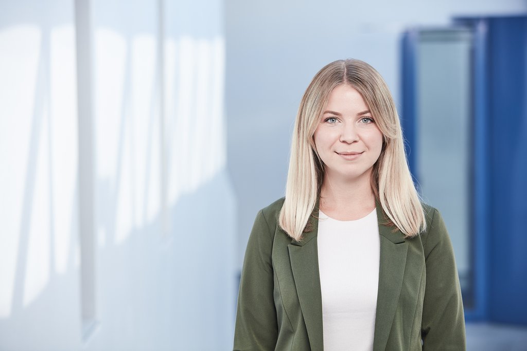 Mitarbeiterin schaut in die Kamera